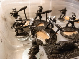Ok, so that was a dumb idea... I quickly demounted the assistant gunners for painting.