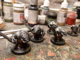 Piggy swordsmen getting color on their jerkin, but ofcourse it's not visible from this angle...