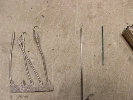 Different spear options, from left to right: white metal, steel and plastic. The white metal is already bent.